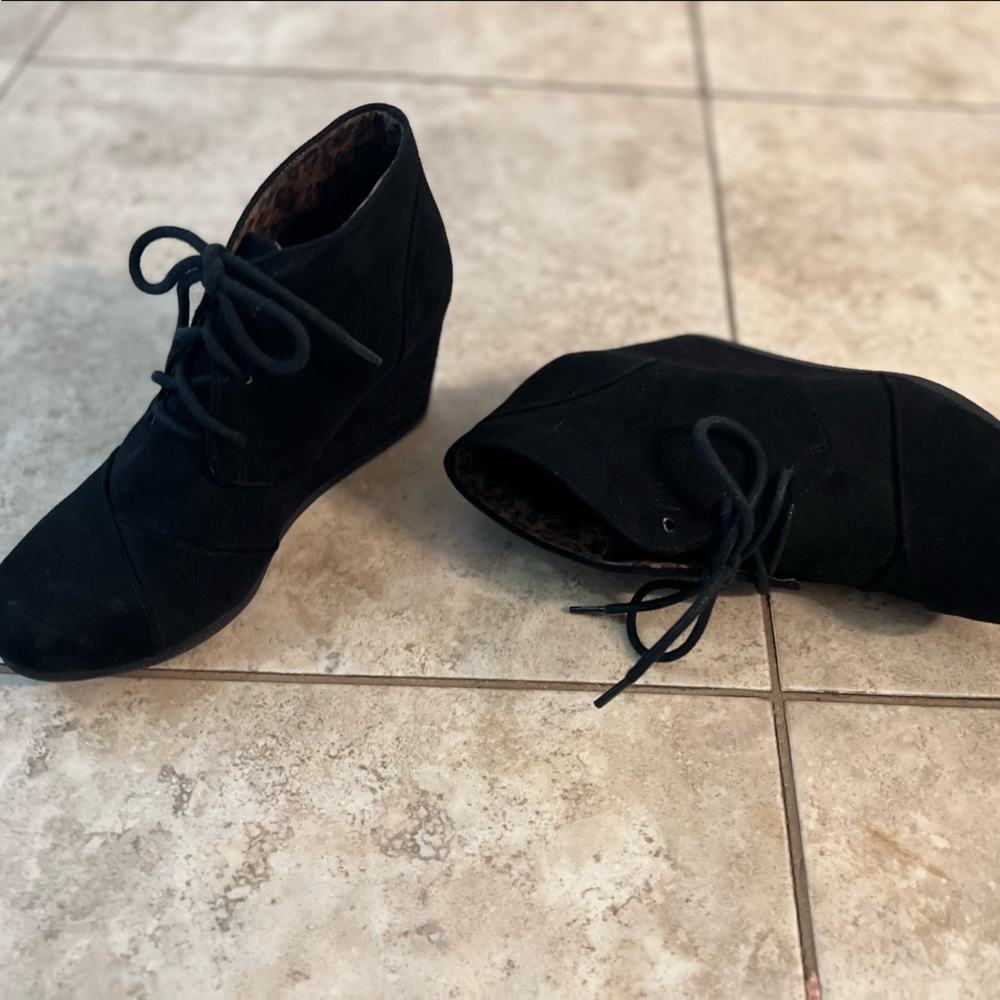 Black Wedges